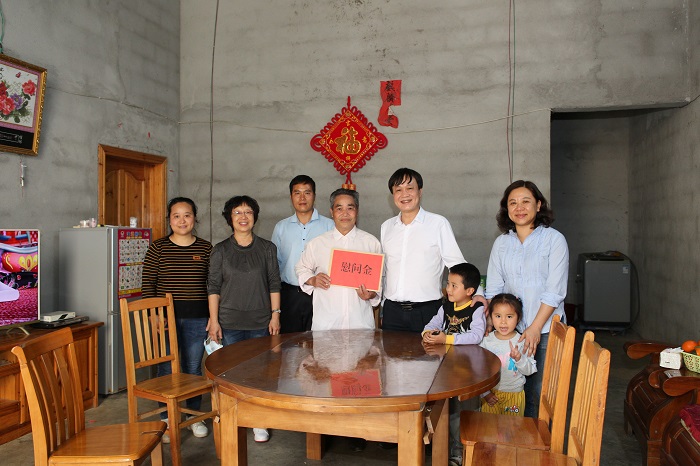 暖心慰问送关怀 ——自治区药品监督管理局领导慰问我所驻村扶贫干部家属