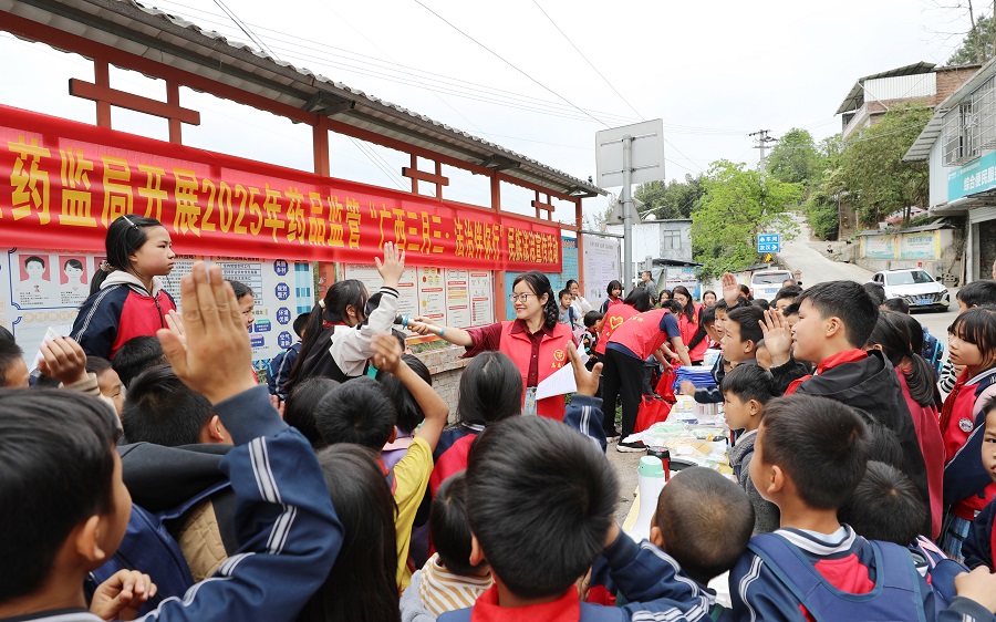 广西药检院开展“广西三月三·法治伴你行”民族法治宣传活动