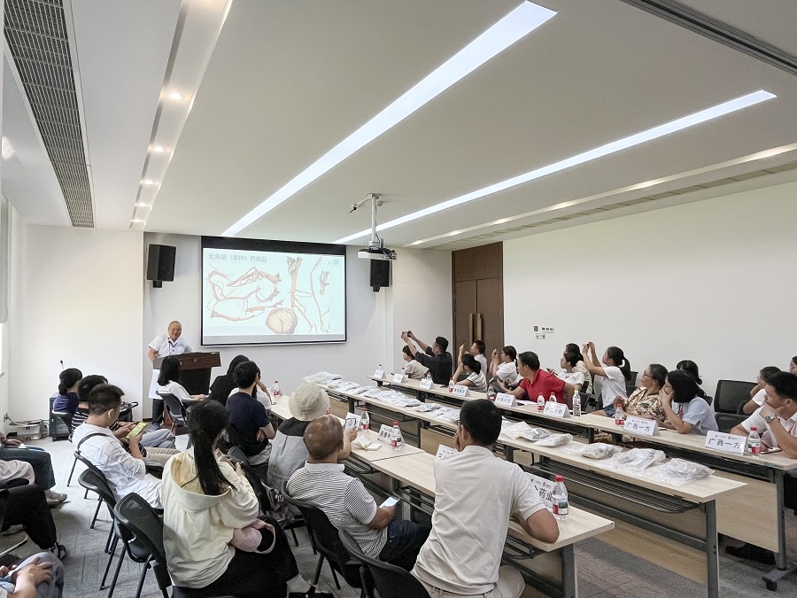 自治区药检院深入桂林企业开展中药材及中药饮片真伪识别公益培训与科普服务